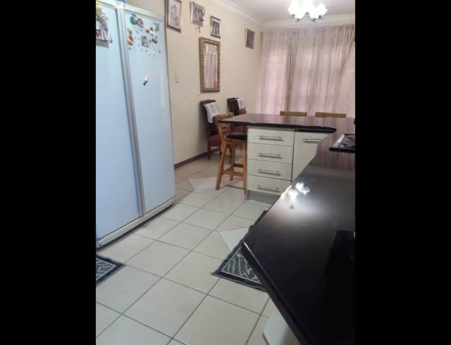 2 BEDROOM FLAT FOR SALE IN PIONEER PARK